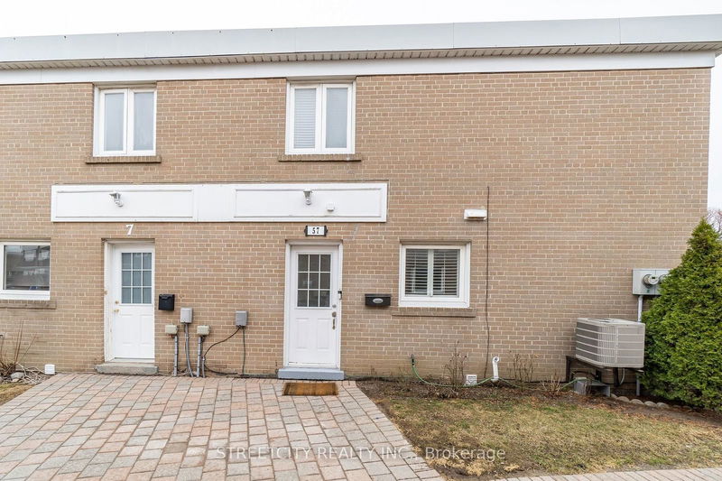 57 Town House Cres  Brampton, L6W 3C3 | Image 1