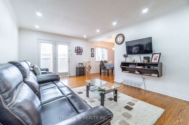 57 Town House Cres  Brampton, L6W 3C3 | Image 4