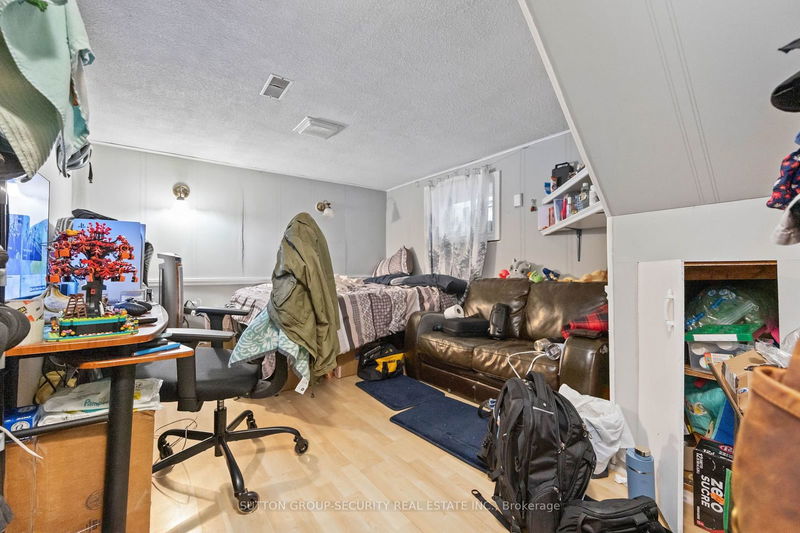 1104 Glengrove Ave  Toronto, M6B 2K4 | Image 19