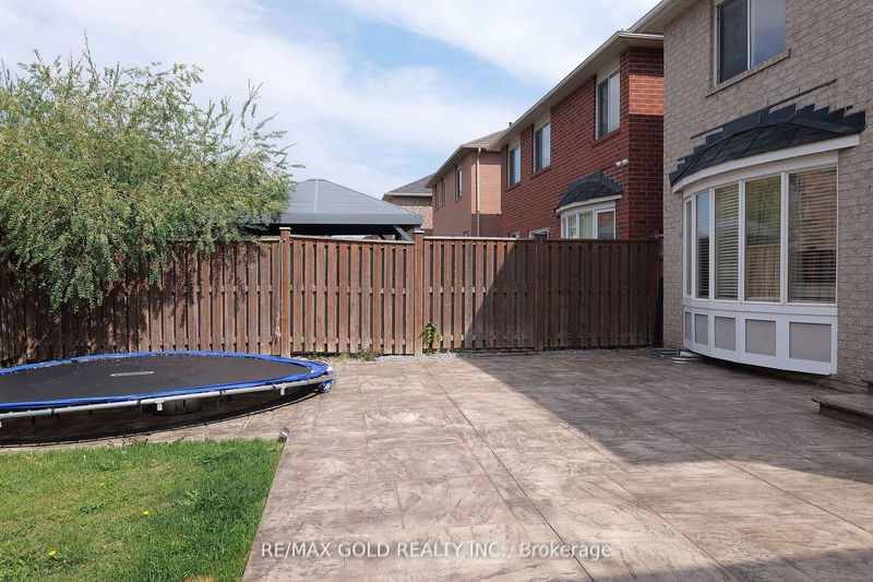 14 Coachlight Cres  Brampton, L6P 2Y6 | Image 37