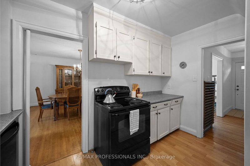 48 Kingsway Cres  Toronto, M8X 2R6 | Image 16