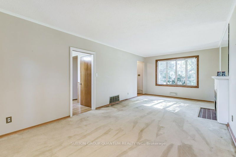 1021 Hedge Dr  Mississauga, L4Y 1G3 | Image 9