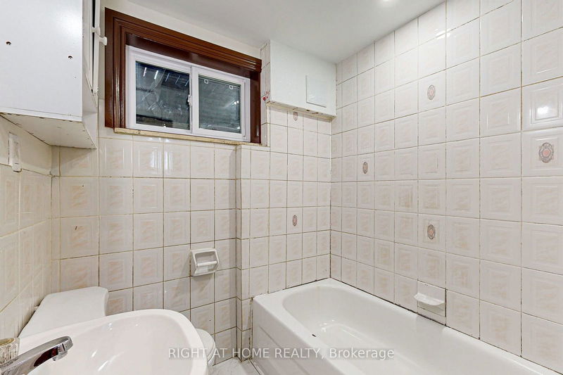 203 Habitant Dr  Toronto, M9M 2P4 | Image 37