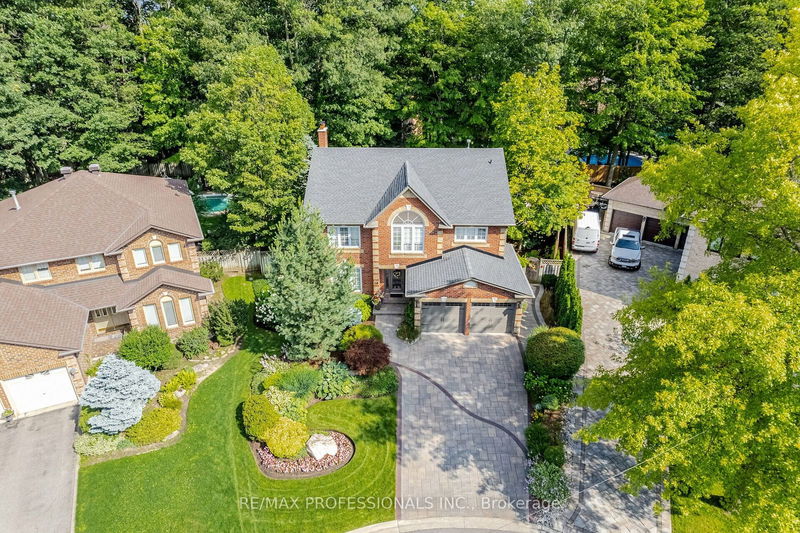 10 Grand Oaks Crt  Brampton, L6Z 3K7 | Image 2