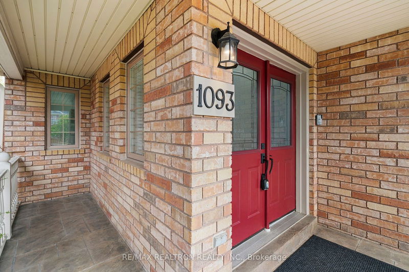 1093 Lamplight Way  Mississauga, L5W 1J3 | Image 3