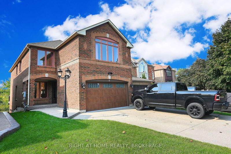 8 Cedarview Crt  Brampton, L6Z 4T2 | Image 2