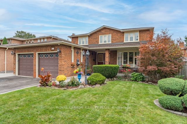 4252 Starlight Cres  Mississauga, L4W 4R2 | Image 1