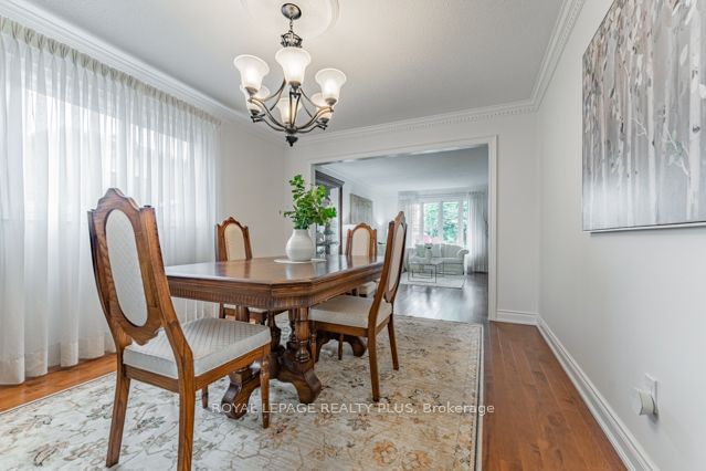 4252 Starlight Cres  Mississauga, L4W 4R2 | Image 10