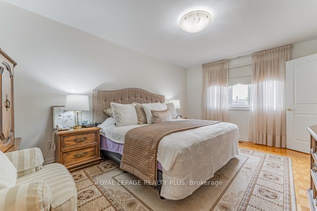 4252 Starlight Cres  Mississauga, L4W 4R2 | Image 23