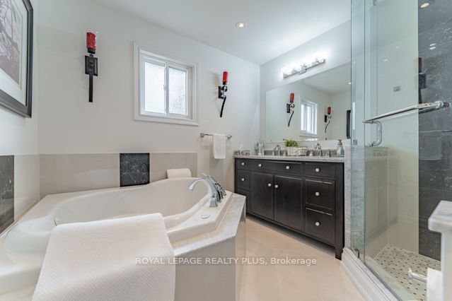 4252 Starlight Cres  Mississauga, L4W 4R2 | Image 25