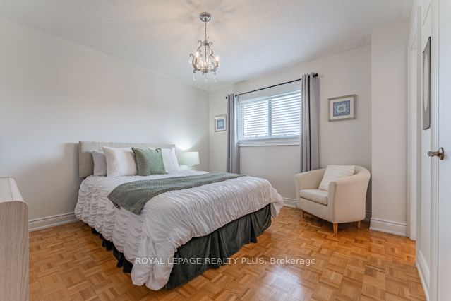 4252 Starlight Cres  Mississauga, L4W 4R2 | Image 28