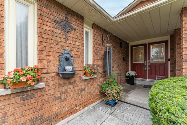 4252 Starlight Cres  Mississauga, L4W 4R2 | Image 3