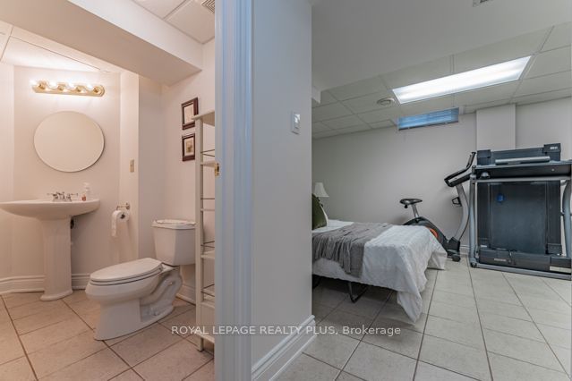 4252 Starlight Cres  Mississauga, L4W 4R2 | Image 33