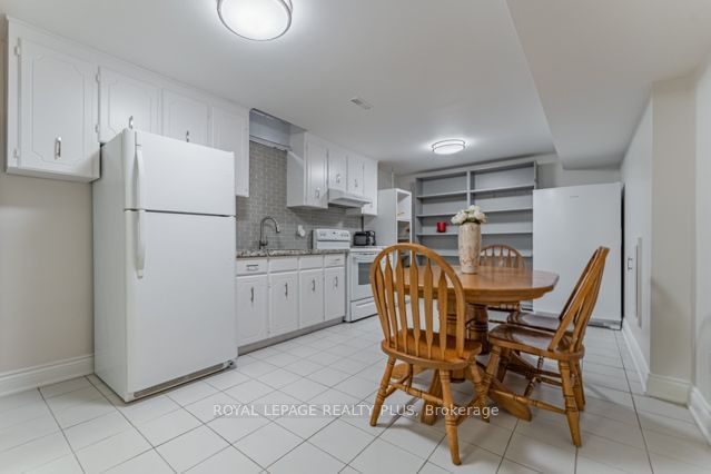 4252 Starlight Cres  Mississauga, L4W 4R2 | Image 35