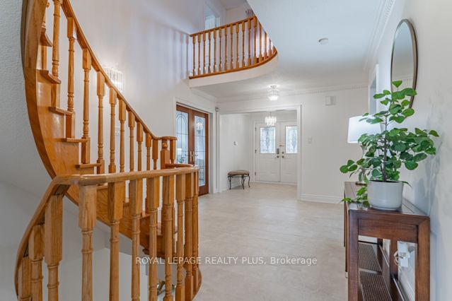 4252 Starlight Cres  Mississauga, L4W 4R2 | Image 5