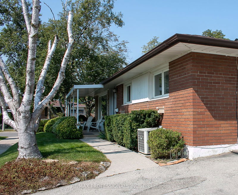 98 Cowley Ave  Toronto, M9B 2E5 | Image 4