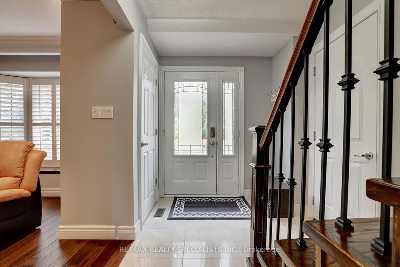 2416 Winthrop Cres  Mississauga, L5K 2A7 | Image 3