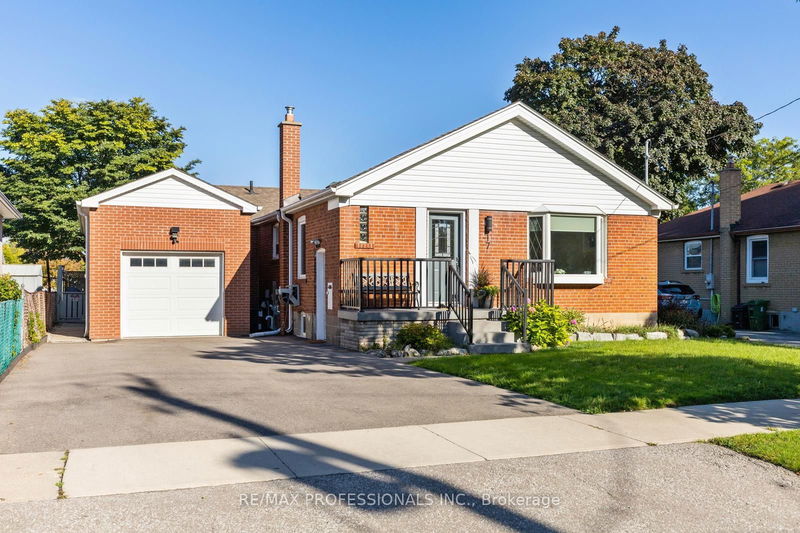 17 Delma Dr  Toronto, M8W 4N3 | Image 1