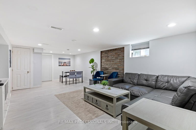 17 Delma Dr  Toronto, M8W 4N3 | Image 21