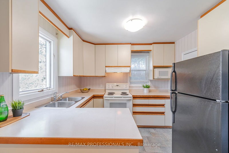 42 Chestnut Hills Pkwy  Toronto, M9A 3P6 | Image 12