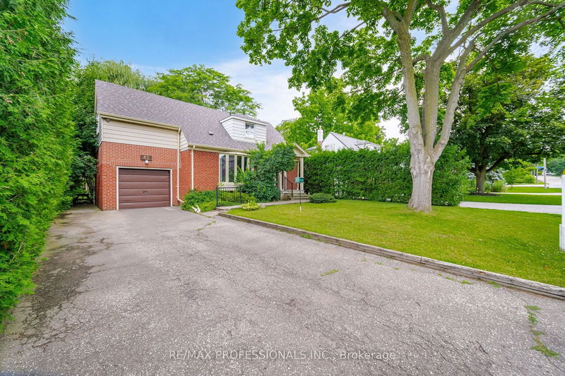 42 Chestnut Hills Pkwy  Toronto, M9A 3P6 | Image 2