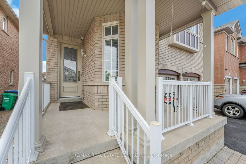 8 Goreridge Cres  Brampton, L6P 1P2 | Image 4