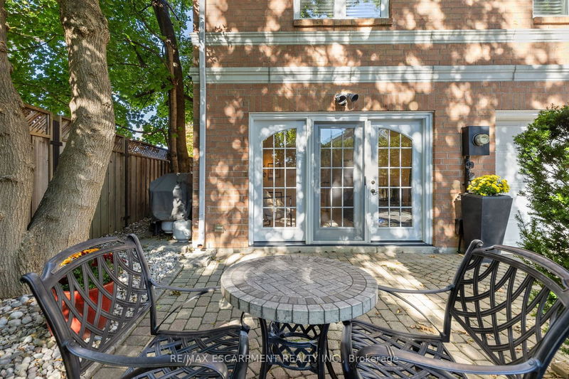 126 Brant St  Oakville, L6K 3X6 | Image 32