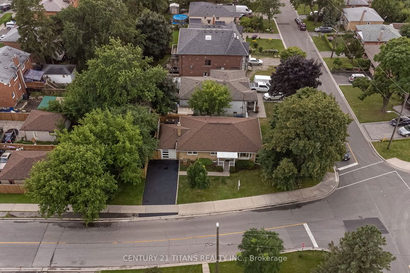 223 Epsom Downs Dr  Toronto, M3M 1T3 | Image 2