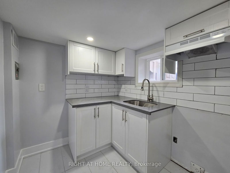 home for lease on BSMT-984 Ossington Avenue