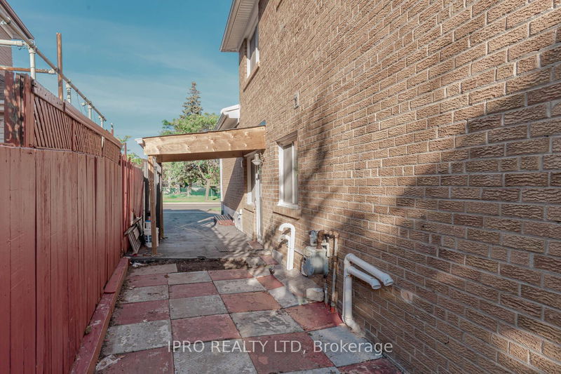 7094 Darcel Ave  Mississauga, L4T 2W9 | Image 39