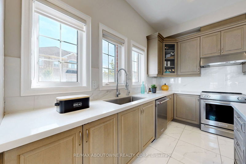 459 Threshing Mill Blvd  Oakville, L6H 0T3 | Image 13