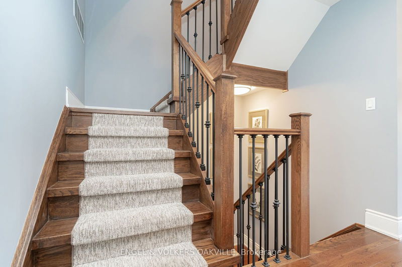 216 Rebecca St N Oakville, L6K 1J9 | Image 27