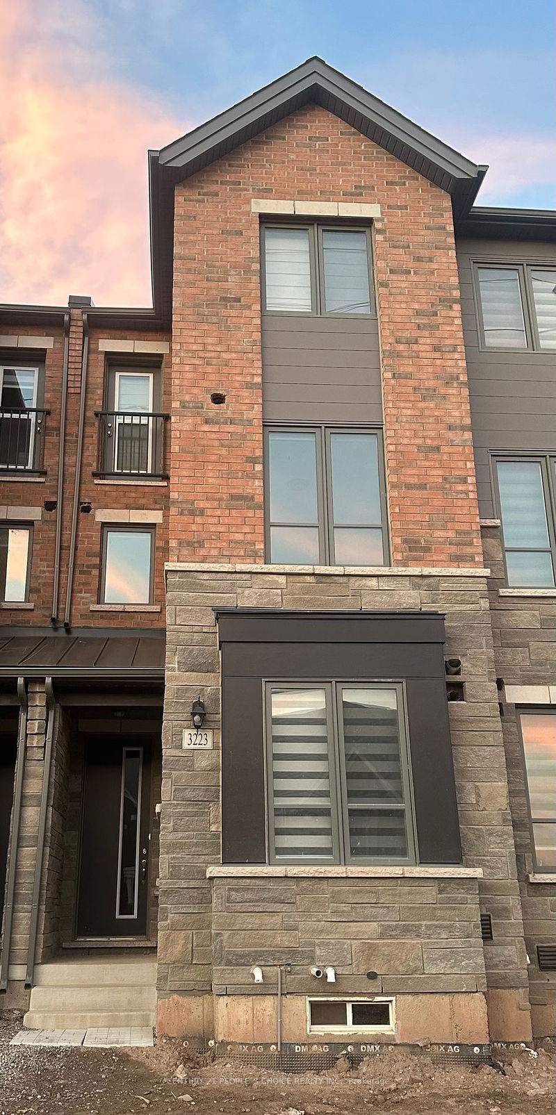 home for lease on 3223 Sixth Line