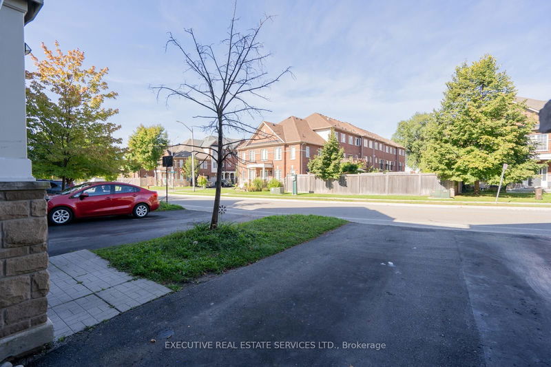 27 Denison Ave W Brampton, L6X 0H2 | Image 4