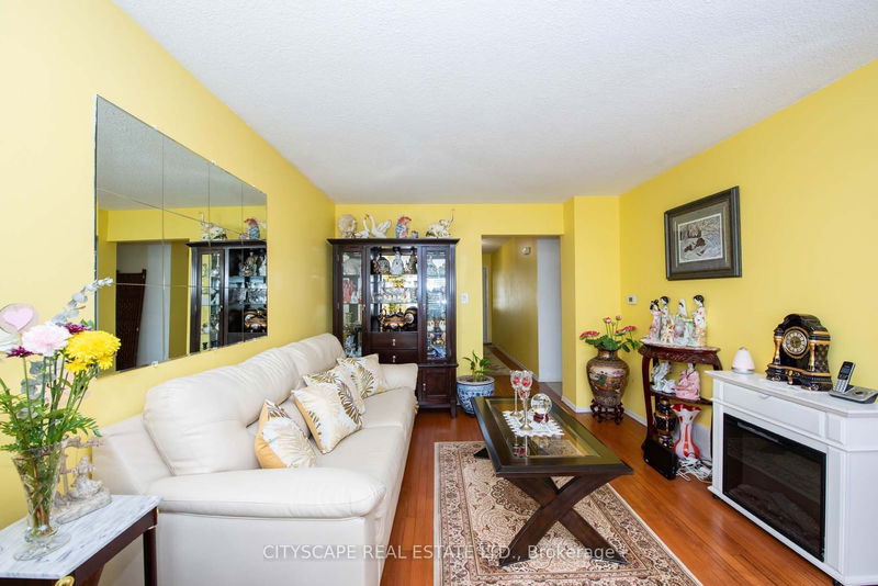 32 Vodden Crt  Brampton, L6V 2V7 | Image 5