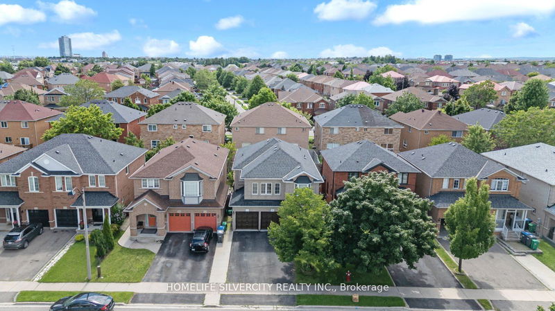 12 Hackmore Gate  Brampton, L7A 1R6 | Image 2