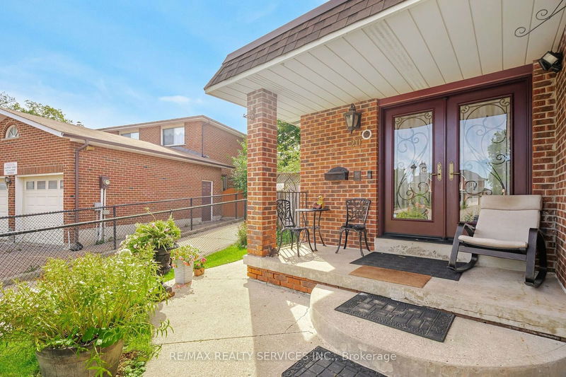 20 Pepperwood Pl  Brampton, L6S 3R9 | Image 3