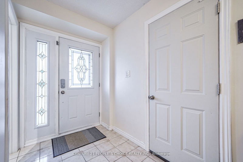 48 Newlyn Cres  Brampton, L6V 3A7 | Image 2