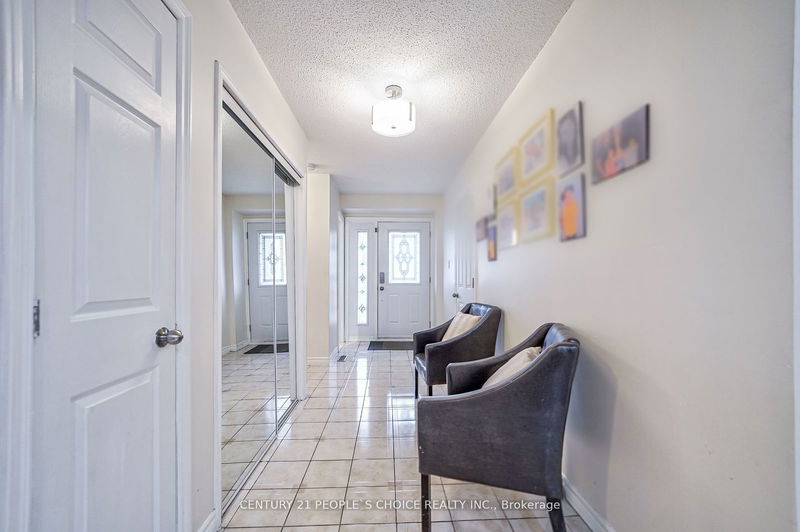 48 Newlyn Cres  Brampton, L6V 3A7 | Image 3