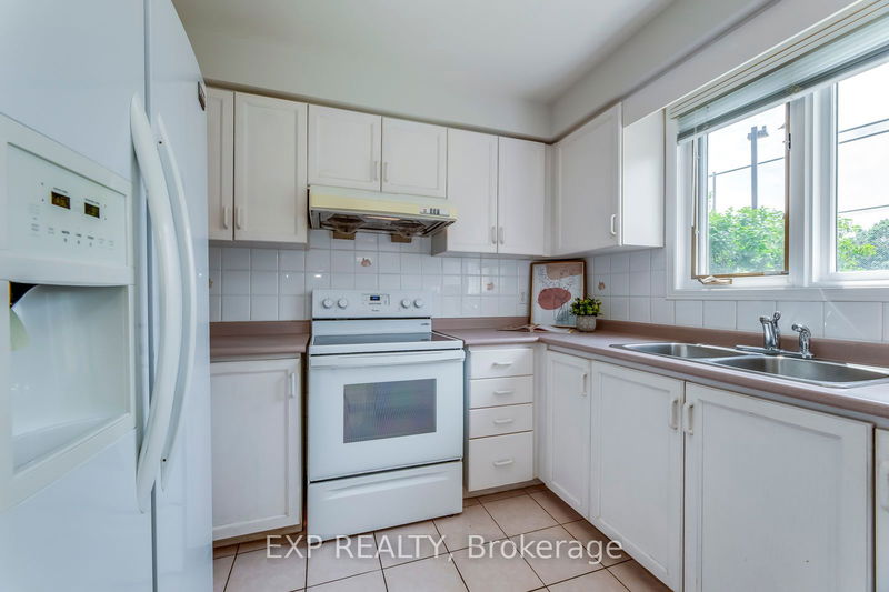 4208 Sagebrush Tr  Mississauga, L5C 4S1 | Image 9