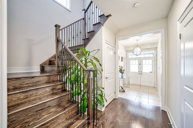 211 Sixteen Mile Dr  Oakville, L6M 0T8 | Image 2