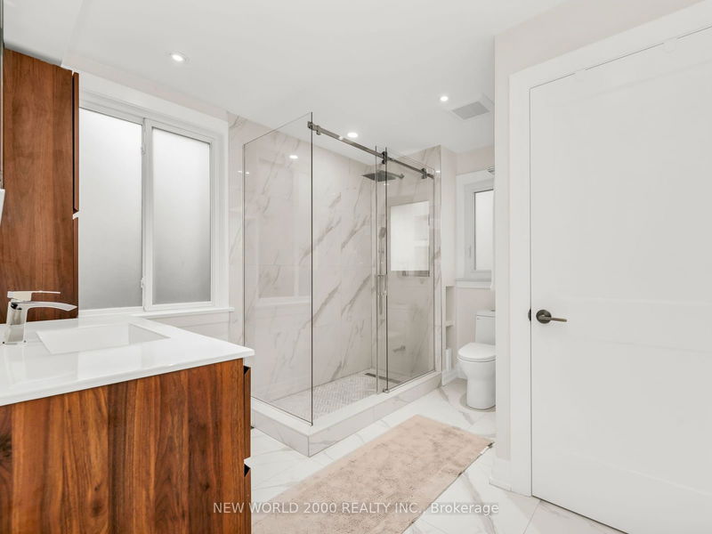 32 Edwalter Ave  Toronto, M8Y 1Z3 | Image 17