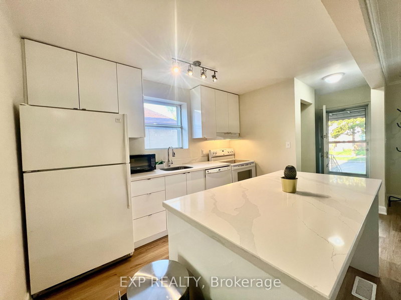 158 Hallmark Ave, Toronto, M8W 4K8 | Image 3