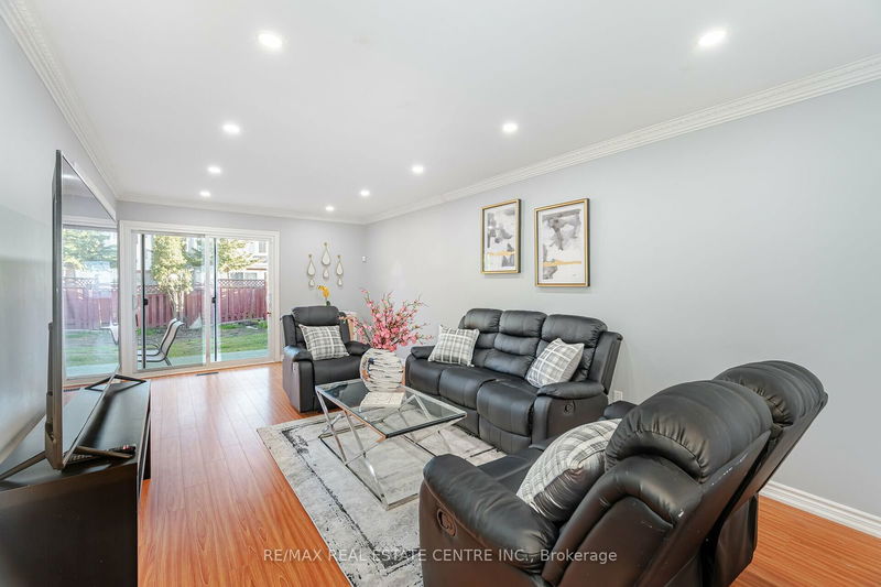 5 Wray Crt  Toronto, M9V 4K4 | Image 3