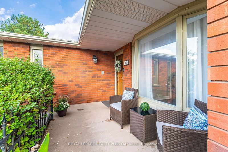 2128 Wincanton Cres  Mississauga, L5M 3E1 | Image 2