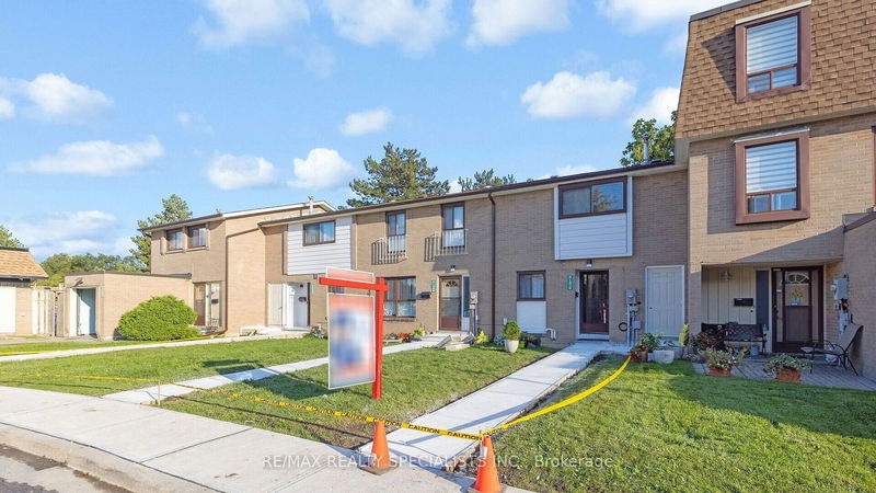 147 Fleetwood Cres  Brampton, L6T 2E6 | Image 3