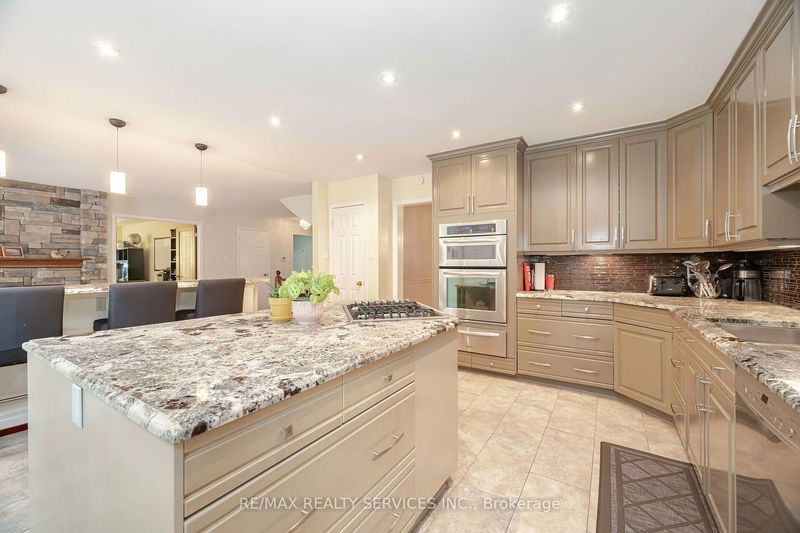 34 Casper Cres  Brampton, L6W 4N2 | Image 12