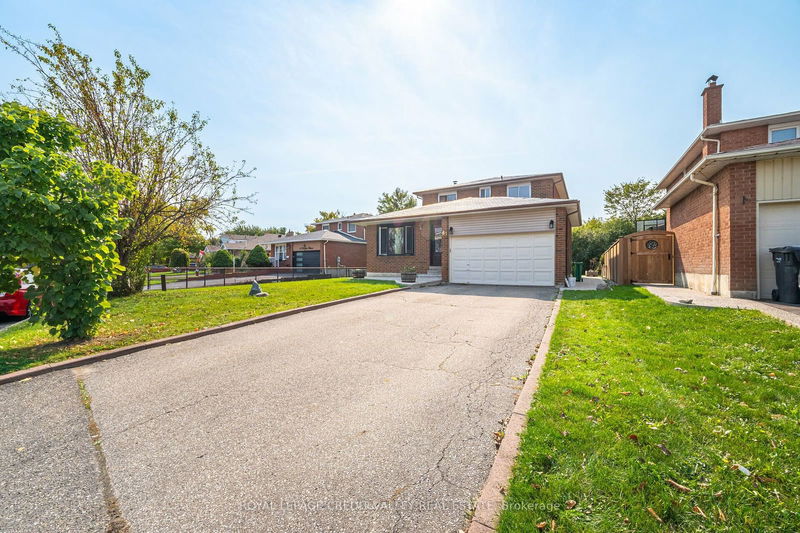 83 Fairglen Ave  Brampton, L6X 1K7 | Image 2