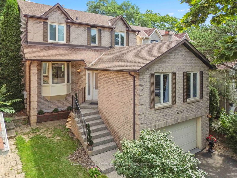 1375 Boulder Creek Cres  Mississauga, L5J 4N7 | Image 2