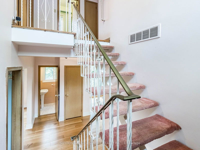 29 Stonegate Rd  Toronto, M8Y 1V8 | Image 3